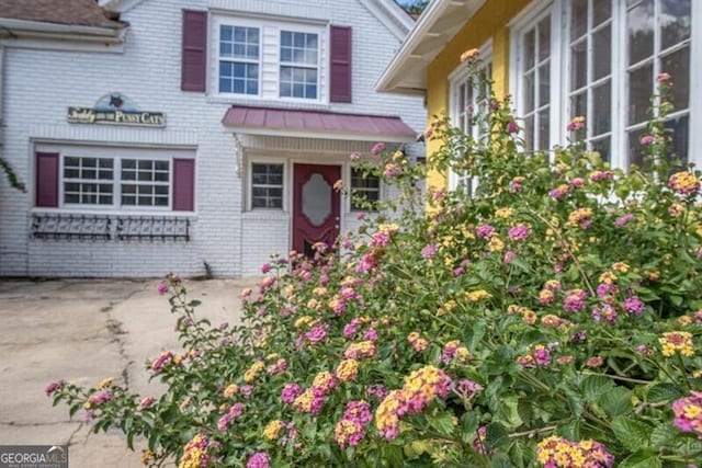 view of front of home featuring a front yard