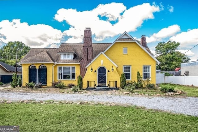 view of front of property with a front yard