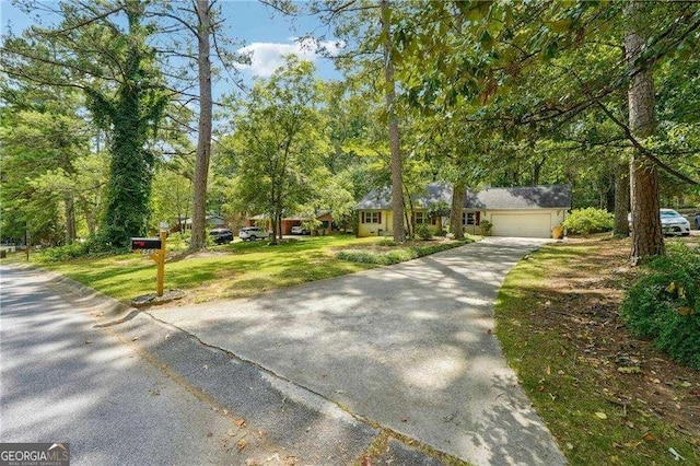 view of front of house featuring a front yard and a garage