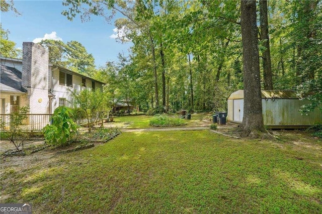 view of yard featuring a shed