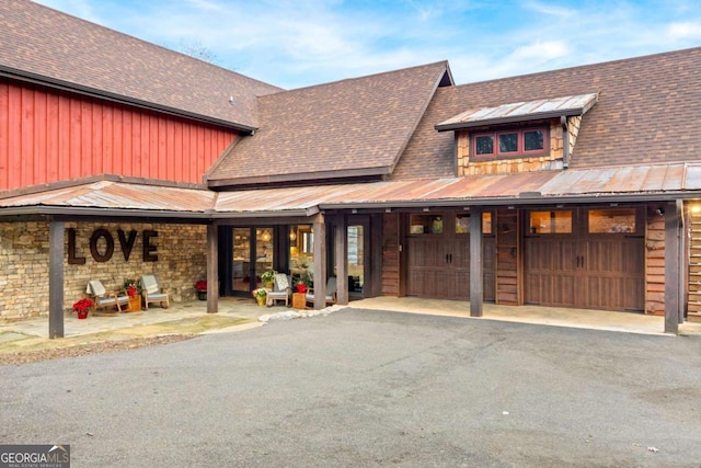 view of front facade with a garage