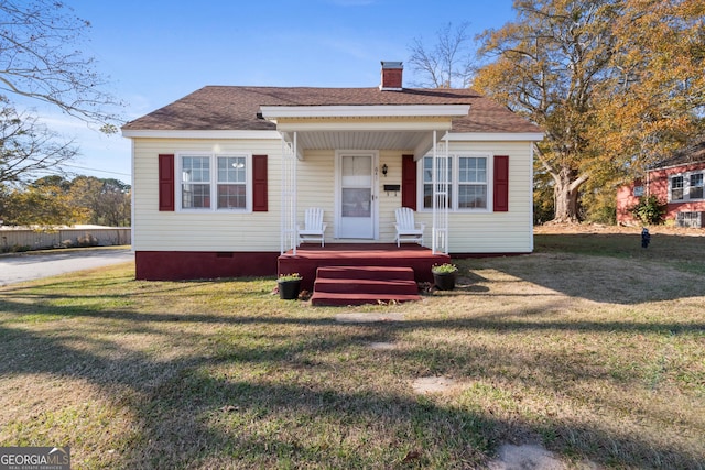 view of front of house featuring a front lawn