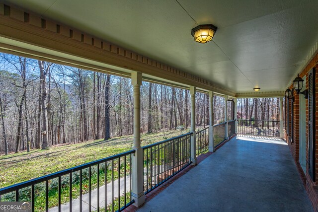 empty room with dark hardwood / wood-style flooring, ceiling fan, and ornamental molding