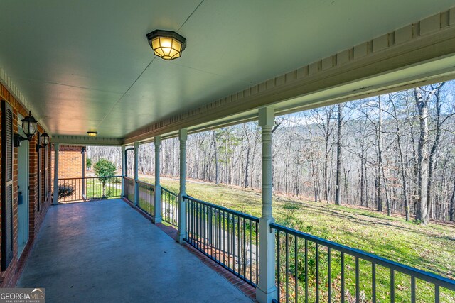 unfurnished room featuring ceiling fan, dark hardwood / wood-style flooring, and ornamental molding