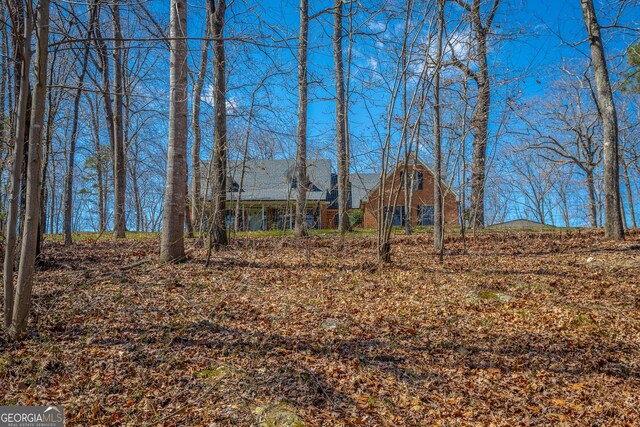 view of front facade featuring a front yard and covered porch