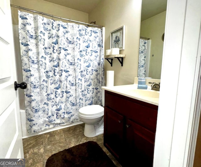 full bath with curtained shower, toilet, and vanity