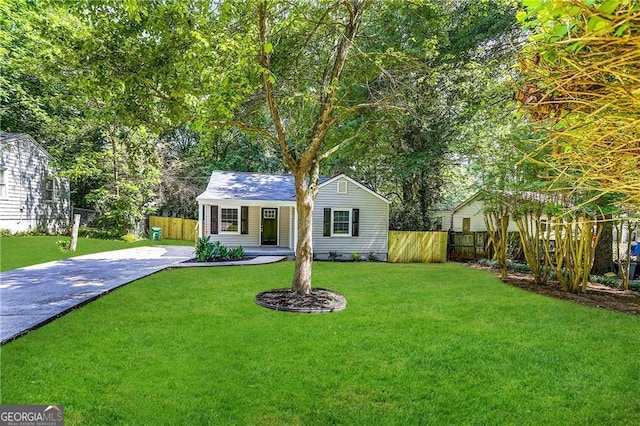 single story home featuring a front lawn