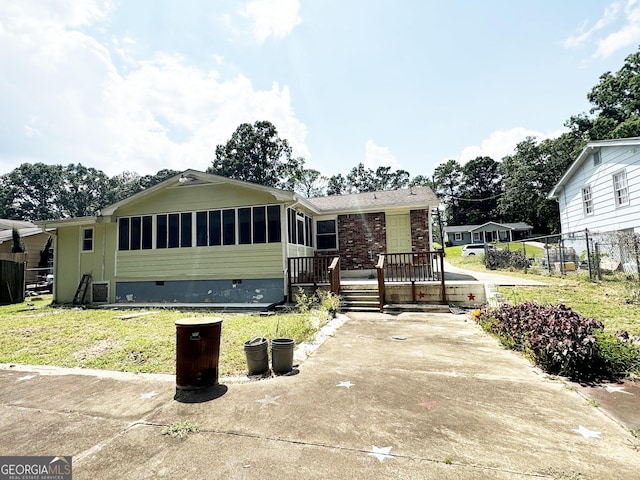 view of front of house with a front lawn