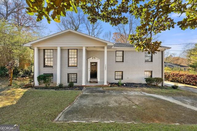 view of front of property featuring a front yard