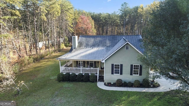 view of front facade featuring covered porch and a front lawn