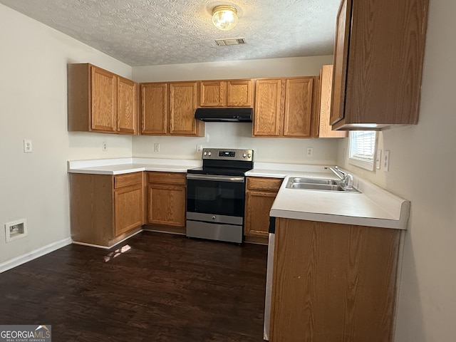 kitchen with visible vents, dark wood-style floors, stainless steel range with electric cooktop, under cabinet range hood, and a sink