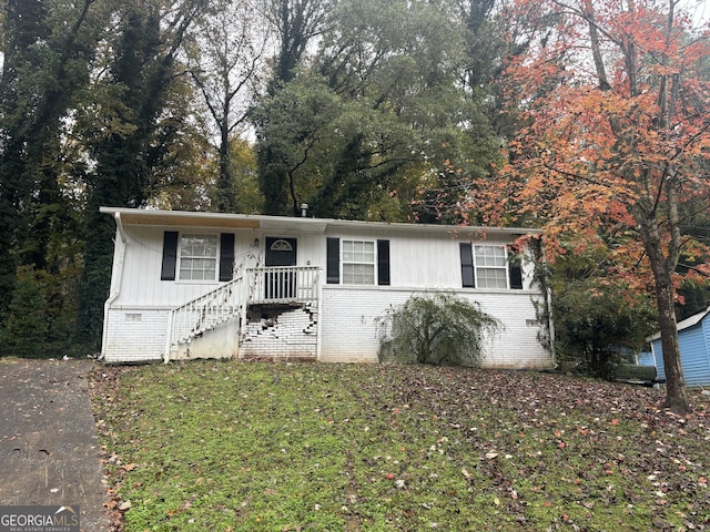 view of front of property featuring a front yard