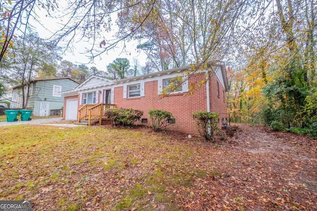 view of front of property featuring a front lawn and a garage