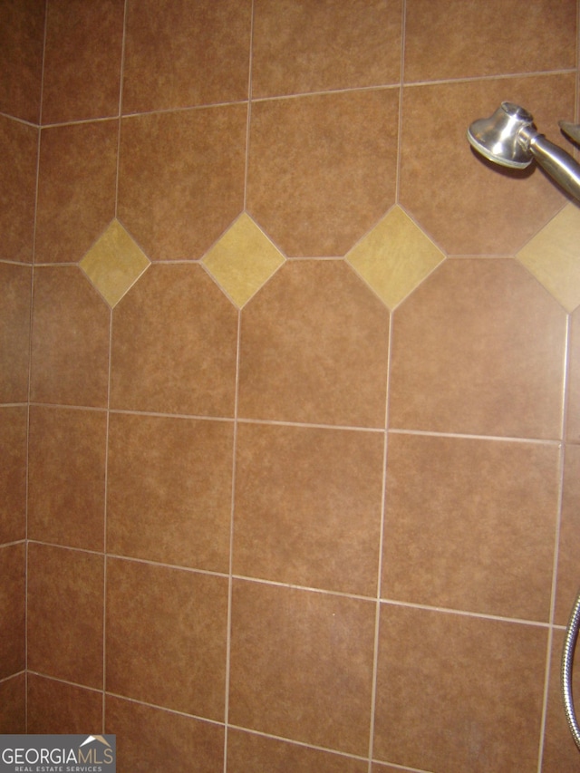 room details featuring a tile shower