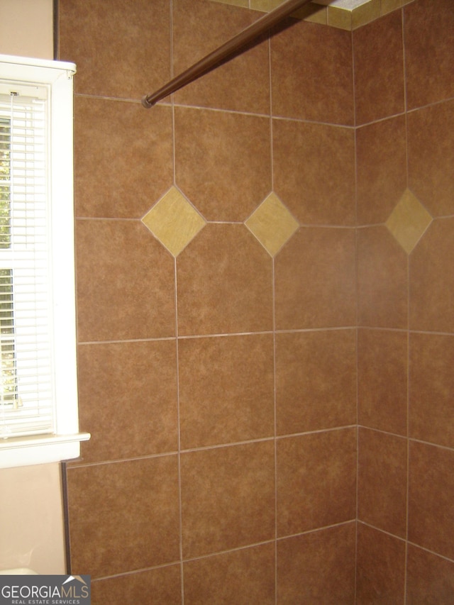 details with a tile shower