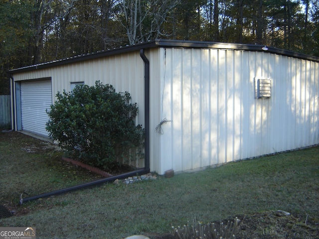 view of outdoor structure featuring a garage and a yard