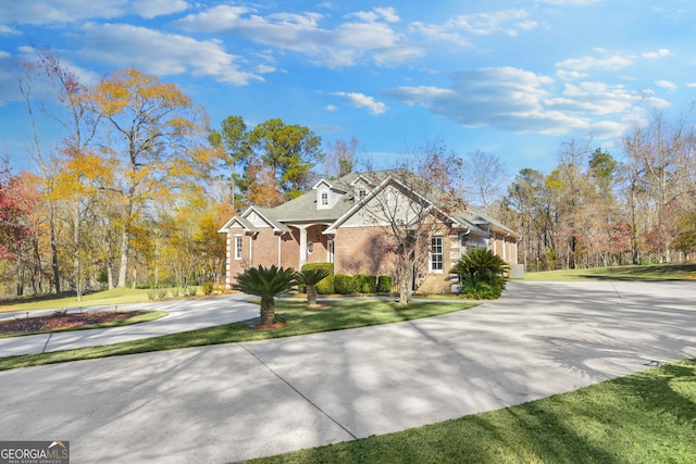 view of front of home featuring a front yard