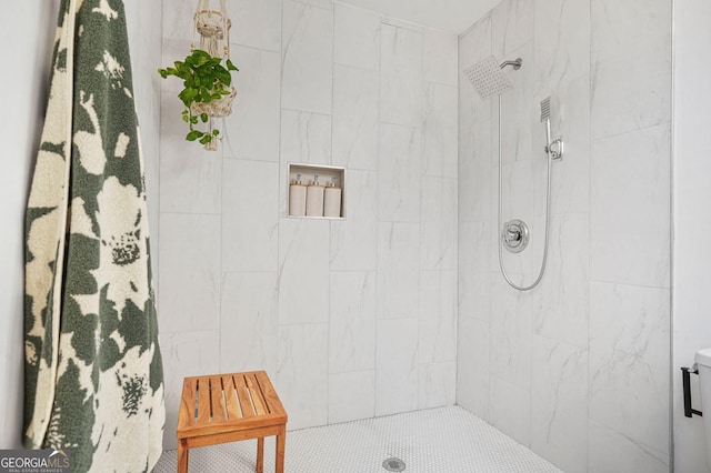 bathroom featuring tiled shower