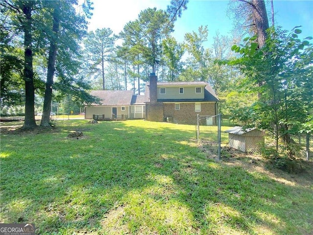 view of yard featuring a storage shed