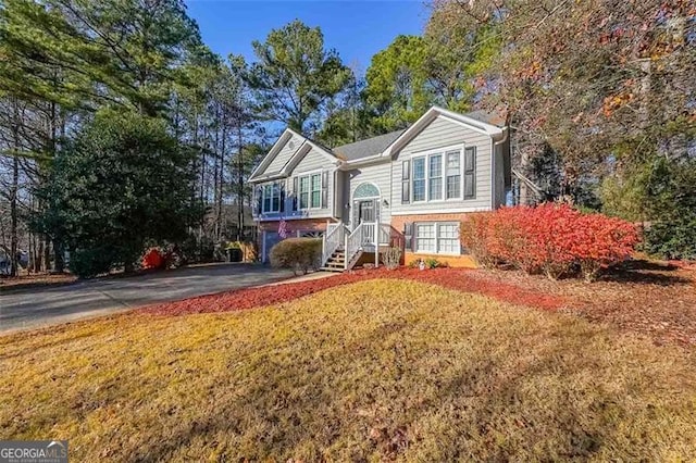 split foyer home with a front yard