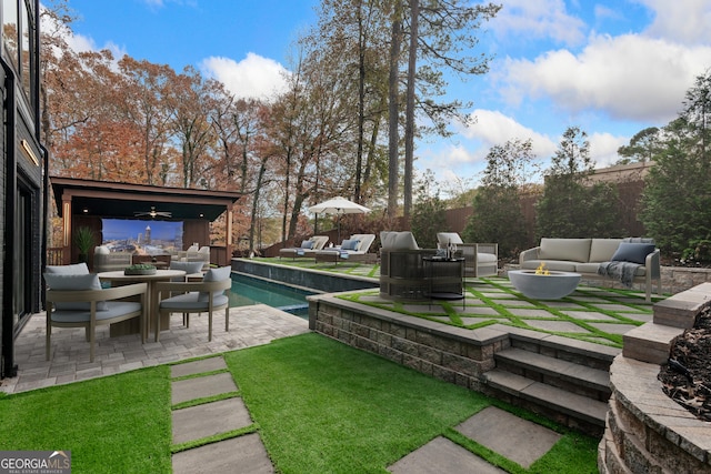 view of yard featuring an outdoor hangout area and a patio