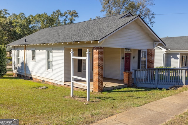 view of front of home with covered porch and a front lawn