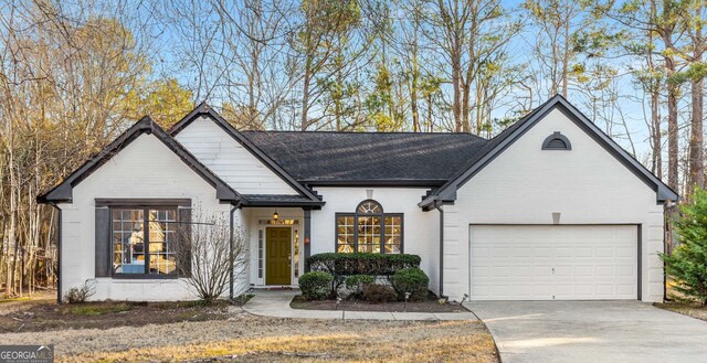 view of front facade featuring a garage and a front lawn