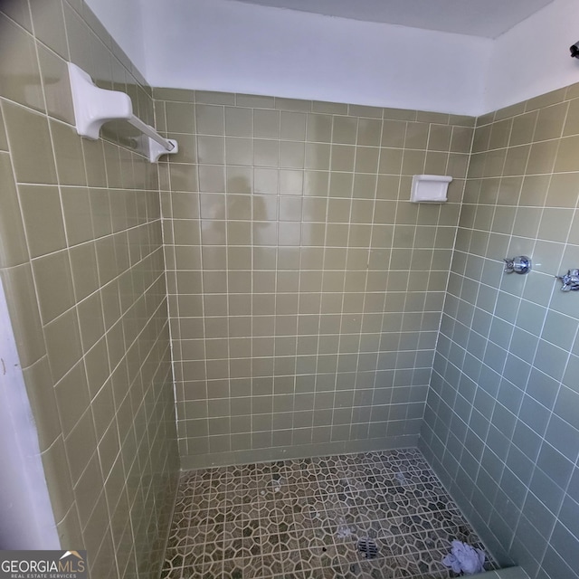 bathroom with a tile shower