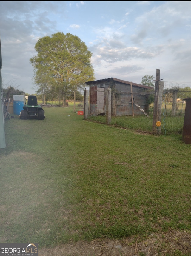 view of yard with an outdoor structure