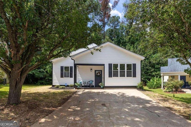 view of front of home with covered porch and a front yard