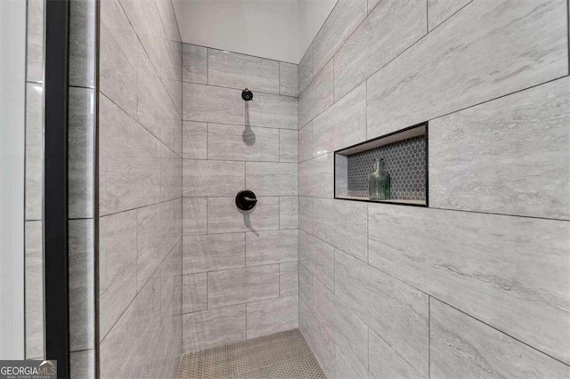 bathroom featuring tiled shower