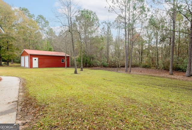 view of yard featuring a garage and an outdoor structure