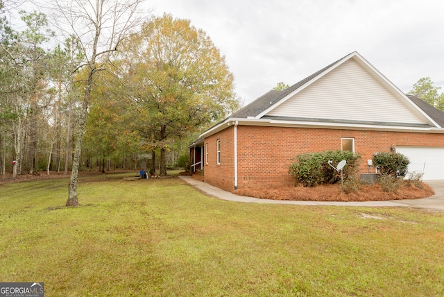 view of side of property featuring a yard