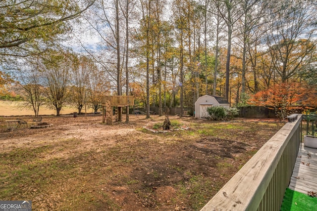 view of yard featuring a shed