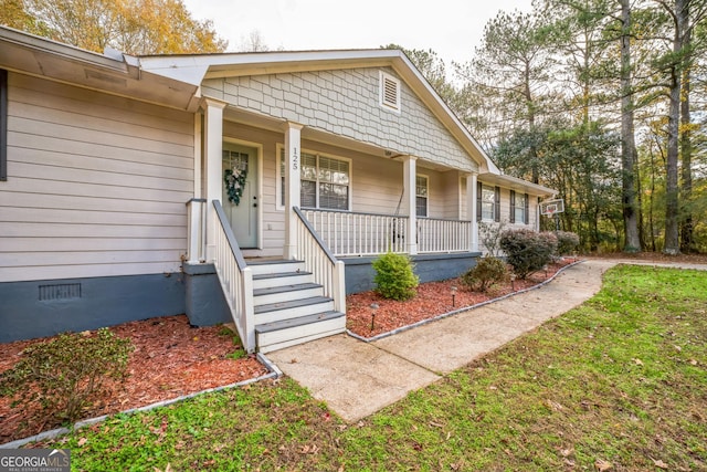 view of front facade featuring a porch and a front lawn