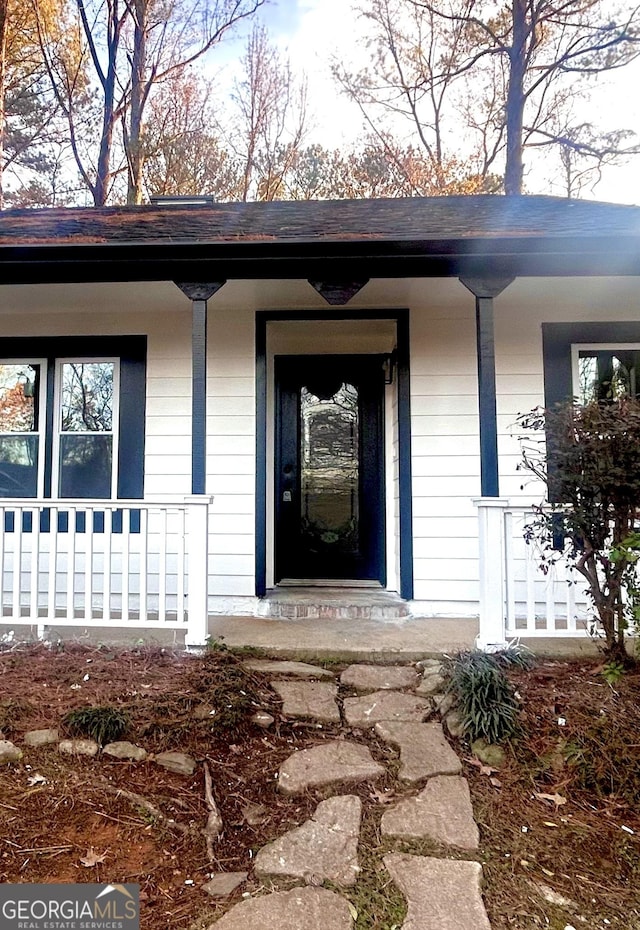 property entrance featuring a porch