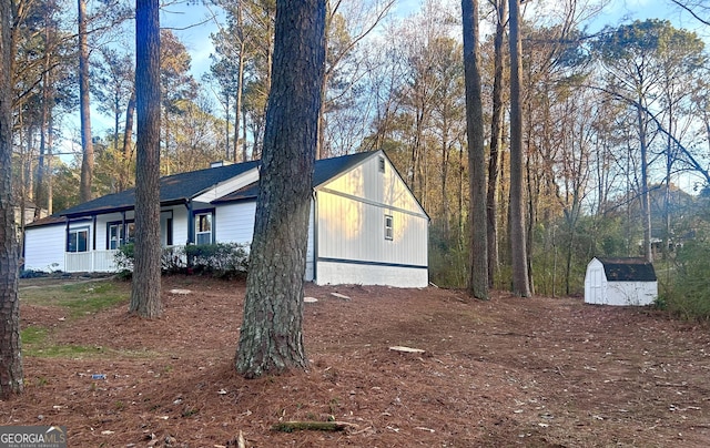 view of side of property with a storage shed