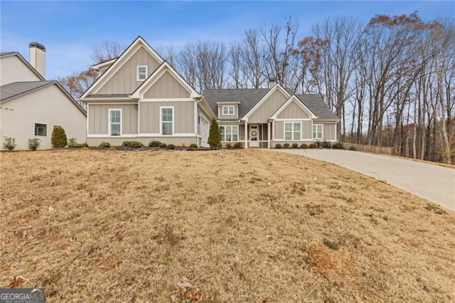 craftsman inspired home featuring a front lawn