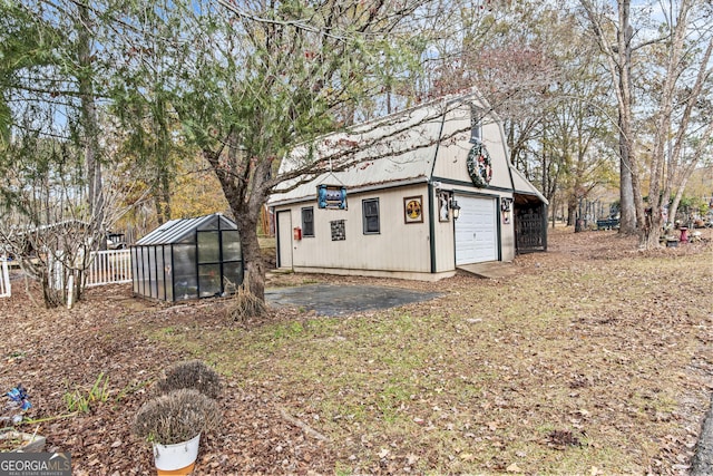 view of yard featuring a garage and an outdoor structure