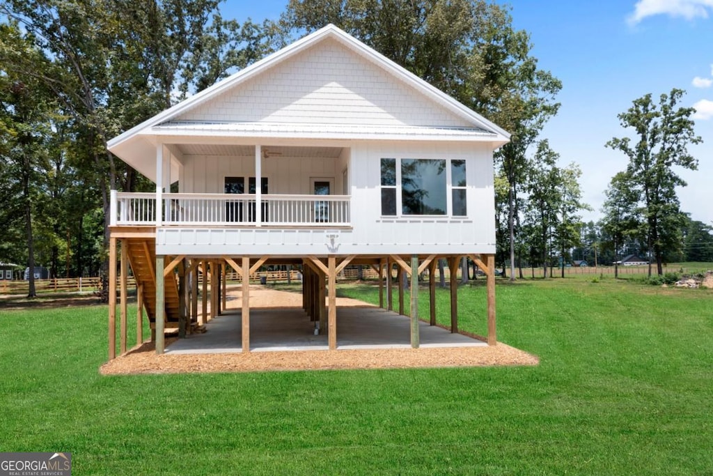 view of front of property with a front lawn