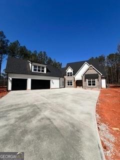 view of front of house with driveway