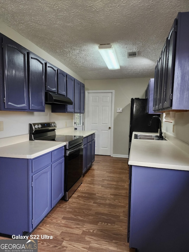 kitchen featuring stainless steel electric stove, blue cabinets, sink, a textured ceiling, and dark hardwood / wood-style flooring