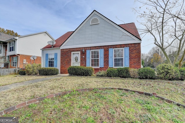 view of front of home featuring a front lawn