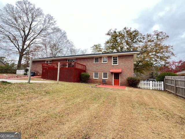 view of front of property featuring a wooden deck and a front lawn