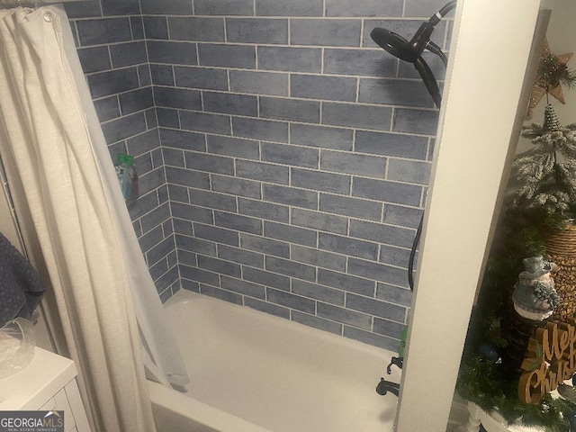 bathroom with shower / bath combo