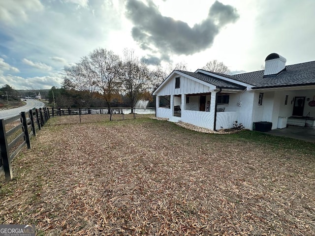 view of yard featuring a rural view