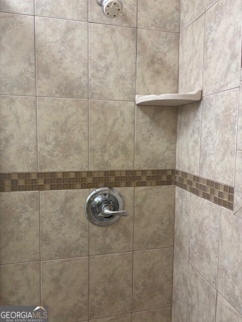 room details featuring tiled shower