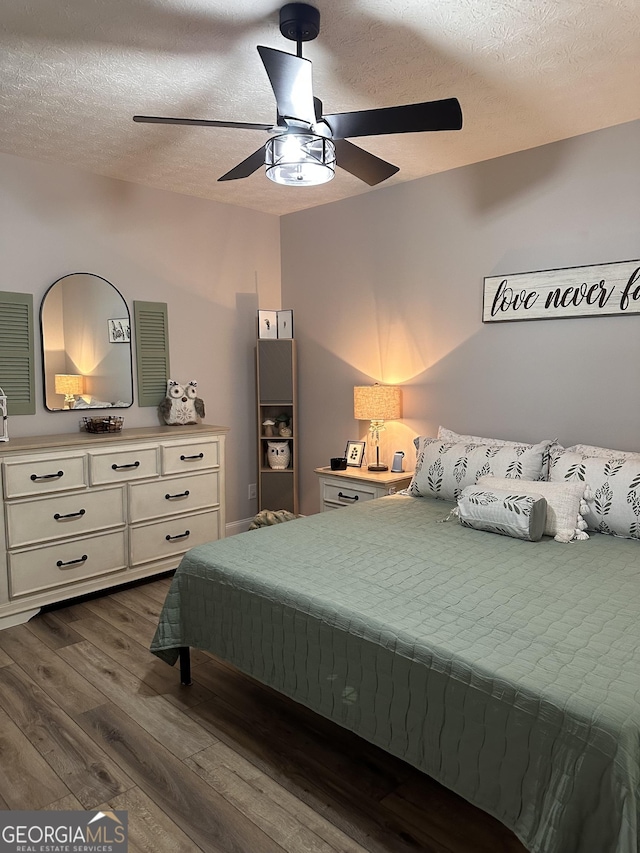 bedroom featuring a textured ceiling, hardwood / wood-style flooring, and ceiling fan