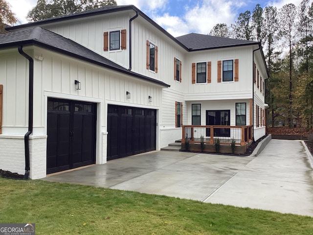 view of front of home featuring a garage and a front yard