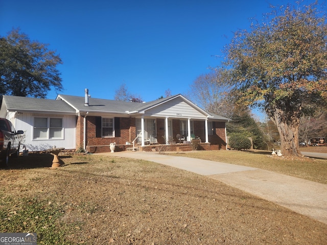 view of front of house with a front lawn